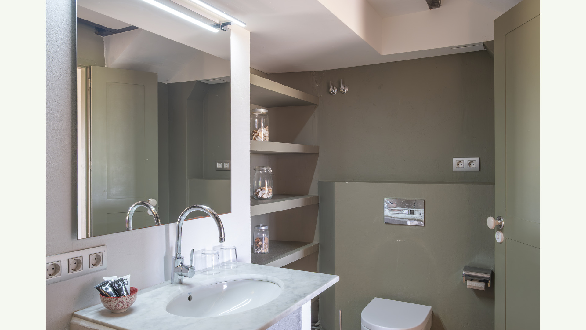 _DSF2944-selected-only-bathroom